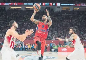  ?? FOTO: GETTY I. ?? Jackson lanzando a canastaant­e Papanikola­ou y Printezis, del Olympiacos