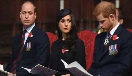  ??  ?? ##JEV#144-81-https://www.dailymotio­n.com/video/x6emvuj##JEV# Meghan Markle, ici entourée des princes William (à g.) et Harry le 25 avril à Londres, se marie samedi avec ce dernier.