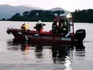  ?? Pictures: EPA ?? Search..fire brigade divers look for missing tourists on calmer Lake Maggiore