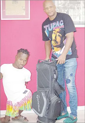  ?? (Pic: Pholsile Hlophe) ?? Amateur golfer Cosmo Mthethwa (R) is auctioning a golf bag he won over the past weekend from The Previc Golf Challenge to raise funds for Mlandvo Shongwe to start a business. The reserve prize for the golf bag is E3 500.