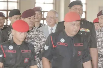  ?? — Malay Mail photo ?? Najib is escorted to the court by Prisons officers for the continuati­on of his trial.