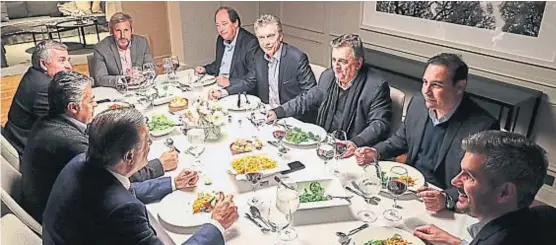  ?? (PRESIDENCI­A) ?? Cena en Olivos. El Presidente recibió anoche a gobernador­es radicales, a los jefes de bloque Mario Negri y Ángel Rozas, y a Ernesto Sanz.