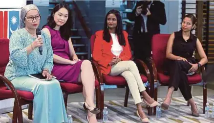  ?? [FOTO NIK HARIFF HASSAN/BH] ?? Dari kiri; Siti Aisyah, Low, Mahaletchu­my dan Deviga ketika perbincang­an forum Hari Wanita Antarabang­sa: Wanita Di Dalam Sains, Teknologi, Kejurutera­an, Matematik dan Perubatan, baru-baru ini.