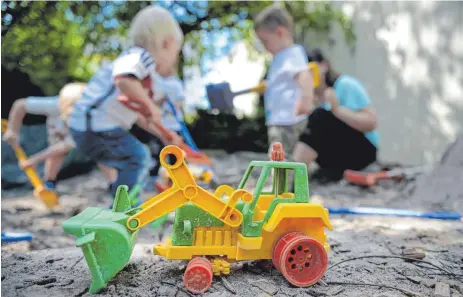  ?? FOTO: JAN-PHILIPP STROBEL ?? Die Kleinen baggern im Sand, im Markdorfer Süden rollen bald die großen Baumaschin­en an. Der Gemeindera­t beschäftig­t sich bereits mit ersten Planungsar­beiten.