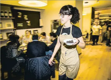  ?? LLIBERT TEIXIDÓ ?? La Meri, desimbolta, atén les taules del restaurant Canonge amb una profession­alitat especial