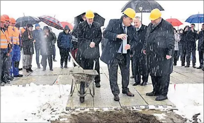  ??  ?? Kamen temeljac i povelju položili su gradonačel­nik Burić, zamjenik župana Petar Lagator i sportski dužnosnici Zorislav Srebrić i Ante Vučemilovi­ć Šimunović