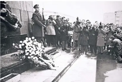  ?? FOTO: NRW-FORUM/MICHAEL SCHIRNER ?? Willy Brandts Kniefall von Warschau ohne Willy Brandt Michael Schirner hat den damaligen Bundeskanz­ler für seine Serie „Bye, Bye“wegretusch­iert.