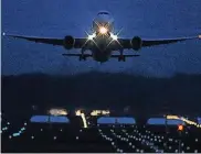  ?? FOTO: DPA ?? Mit den steigenden Gebühren sollen Fluggesell­schaften einen Anreiz bekommen, ihre Flüge aus der Nacht in den Tag zu verlegen.