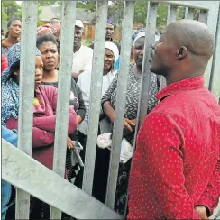  ?? Picture: BRIAN WITBOOI ?? HOSTAGE DRAMA: Parent Luwando Mange speaks to other parents outside the Colleen Glen Primary school