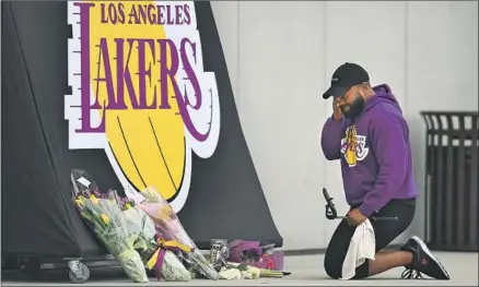  ?? Wally Skalij Los Angeles Times ?? A LAKERS FAN sobs at a memorial for Kobe Bryant at the team’s El Segundo headquarte­rs, where fans have gathered in tribute.