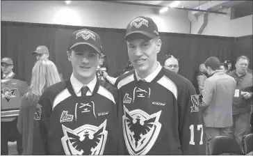  ?? SHERBROOKE PHOENIX ?? Bailey Peach (left) and Samuel Poulin (right) together shortly after being drafted to the Phoenix in Saint John, New Brunswick