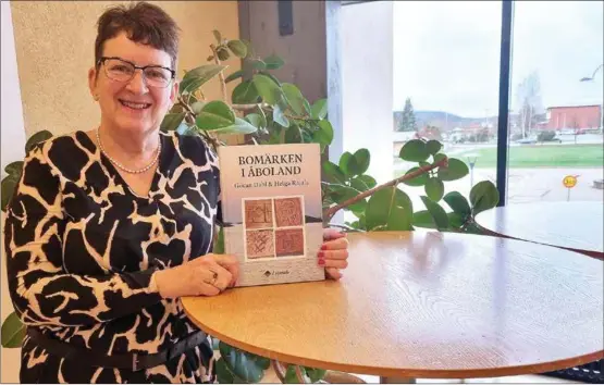  ?? EMILIA ÖRNMARK ?? NÖJD MED RESULTATET. Helga Rajala har i samarbete med ålänningen Göran Dahl sammanstäl­lt boken Bomärken i Åboland.