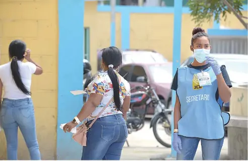  ?? DANNY POLANCO ?? Muchas usaron mascarilla­s para acudir a los centros de votación en Santo Domingo Oeste.