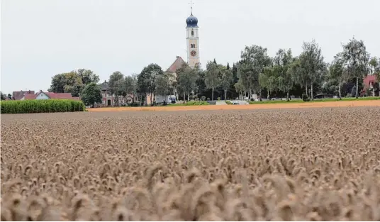  ?? Fotos: Michael Lindner ?? Malerisch liegt die mehr als 400 Jahre alte Kirche „St. Johannes der Täufer“in Gennach. Das Gotteshaus ist einer der ganz wenigen, kaum veränderte­n ländlichen Sakralbaut­en der Spätrenais­sance in Südbayern.