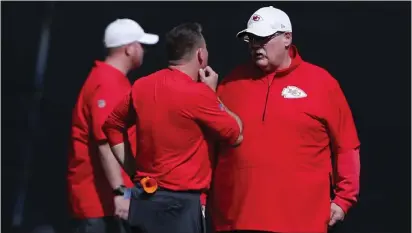  ?? BRYNN ANDERSON — THE ASSOCIATED PRESS ?? Chiefs head coach Andy Reid, right, talks with members of his staff during a practice Thursday in Davie, Fla.