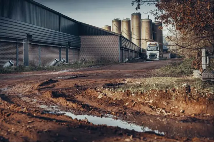  ??  ?? De lokale toegevoegd­e waarde van de varkensbed­rijven is beperkt: het voeder, de biggen en de knechten komen vaak uit Nederland.