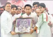  ?? MUJEEB FARUQUI/ HT PHOTO ?? Congress president Rahul Gandhi with state unit chief Kamal Nath and campaign committee head Jyotiradit­ya Scindia, during a public meeting in Datia on Monday.