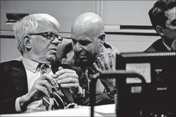  ?? ZBIGNIEW BZDAK/CHICAGO TRIBUNE PHOTOS ?? Attorney Thomas Breen consults with his client, ex-Chicago police Officer Joseph Walsh, in court on Wednesday.