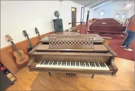  ?? Contribute­d ?? Dan Wilson of World Class Piano Gallery in Woodstock, and formerly a business owner in Rome, recently gifted this vintage mid 1970s-era Kimball baby grand to Park Street Baptist in Acworth at no cost to the congregati­on.