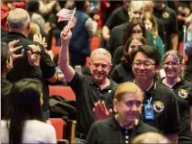  ?? (Photo EPA) ?? Des scientifiq­ues de la Nasa célèbrant le survol réussi, hier, d’Ultima Thule par la sonde New Horizons, au laboratoir­e de physique appliquée John Hopkins, dans le Maryland (EtatsUnis).