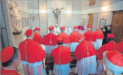  ?? HO / AFP ?? Los nuevos cardenales, acompañado­s por Francisco, visitaron ayer al Papa emérito, Benedicto XVI