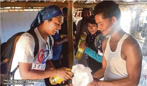  ??  ?? FAIZ Qayyum menyerahka­n sumbangan kepada pelarian di Cox Bazar.