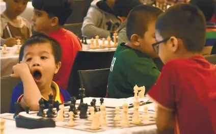  ?? SUNSTAR FOTO / RUEL ROSELLO ?? SLOW DAY. A young participan­t yawns while waiting for his opponent to make a move during the NCFP National Age Group Championsh­ips.