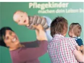  ?? FOTO: DPA ?? Gerade kleinere Kinder im Alter von bis zu sechs Jahren werden am besten in Familien mit Kindern aufgefange­n, so der Pflegeelte­rndienst der Stadt.