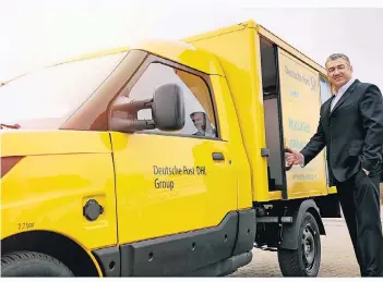  ??  ?? Jürgen Gerdes ist als Vorstand der Deutschen Post für das weltweite Paket-Geschäft zuständig. Hier zeigt er den neuen EScooter, den der Konzern in Aachen entwickeln lässt.