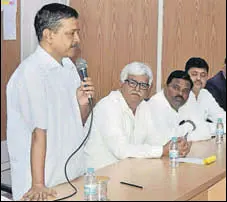  ?? PTI PHOTO ?? Delhi chief minister Arvind Kejriwal addressing government employees at his residence in New Delhi on Wednesday.