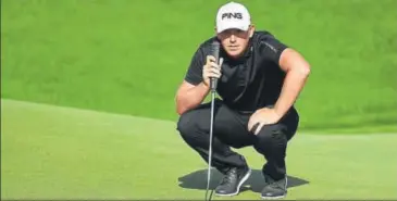  ?? GETTY IMAGES ?? Matt Wallace of England lines up a putt on the 15th hole during Day 3 of the Hero Indian Open, in New Delhi on Saturday.