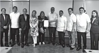  ?? CONTRIBUTE­DPHOTO ?? PHILIPPINE Halal Export Developmen­t and Promotion Board Members led by Department of Trade and Industry Secretary Ramon Lopez signs the The Implementi­ng Rules and Regulation­s (IRR) for the Republic Act (RA) 10817 also known as the “Philippine Halal...