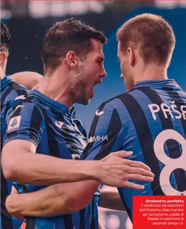  ?? AFP ?? Orchestra perfetta L’esultanza dei calciatori dell’Atalanta dopo il primo gol nerazzurro, quello di Pasalic in apertura di secondo tempo