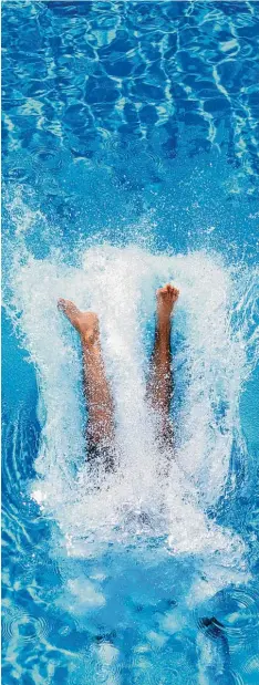 ?? Foto: Mathias Wild ?? Nichts wie rein ins Wasser: Wenn das Thermomete­r die 30 Grad Marke übersteigt, zieht es die Menschen ins Freibad oder an den See.