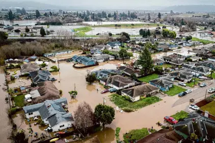  ?? Brontë Wittpenn/The Chronicle ?? A Watsonvill­e neighborho­od badly flooded after a January storm.