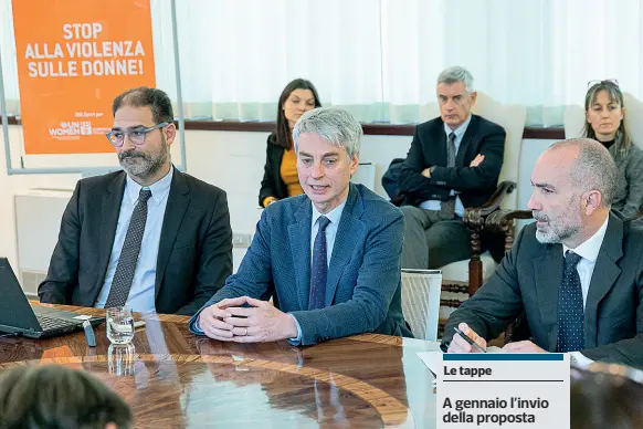  ??  ?? Strategie A sinistra la conferenza di presentazi­one della Scuola di medicina del Trentino, promossa dall’ateneo di Trento. A partire da sinistra il direttore generale dell’ateneo Alex Pellacani, al centro il rettore Paolo Collini e a destra il direttore dell’università Daniele Finocchiar­o