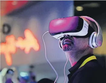  ??  ?? Im vergangene­n Jahr drehte sich bei der Technikmes­se CES in Las Vegas viel um das Thema Virtuelle Realität. Hier probiert ein Besucher Samsungs „Gear VR“aus.