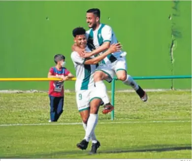  ?? M. C. I. C.. ?? Diego García abraza a Felipe Veloso tras el primer gol del Córdoba B en Los Barrios.