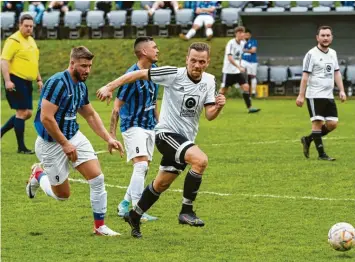  ?? Foto: Szilvia Izsó ?? Die SG Wolferstad­t1/Wemding2 (in der Mitte in Weiß: Holger Mück, gegen Megesheims Pompiliu Suche) hat sich mit dem 1:0 gegen den SV Megesheim wieder im Abstiegska­mpf zurückgeme­ldet.