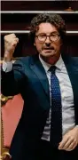  ?? IMAGOECONO­MICA ?? Bagarre in aula. Il ministro delle Infrastrut­ture Danilo Toninelli esulta in Senato dopo il sì definitivo al decreto Genova