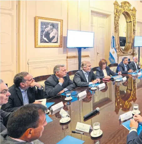  ??  ?? Tras las vacaciones, Macri encabezó ayer la primera reunión de gabinete ampliado en la Casa Rosada