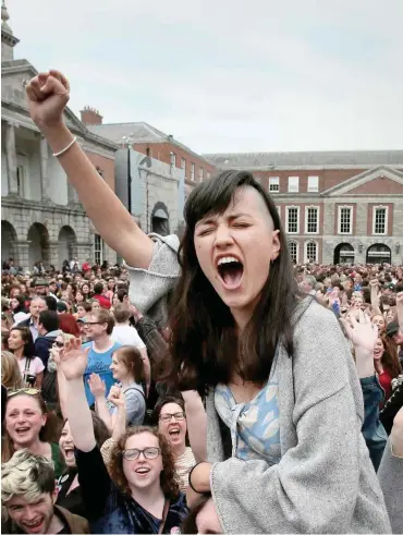  ?? Foto: AFP/Paul Faith ?? Pro-Choice-Wähler*innen feiern am Samstag das Ergebnis des Referendum­s in Dublin.