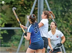  ?? ?? Lara Bathurst, of Clifton Robinsons 2nds, and Firebrands’ Hatty Montgomery compete for aerial possession, watched on by Sophia Seabrook