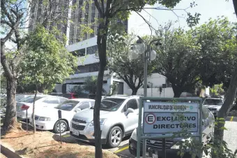  ??  ?? “Exclusivo directores” reza el cartel en uno de los estacionam­ientos de la Municipali­dad.