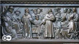  ??  ?? Martin Luther vor dem Wormser Reichstag 1521: Die Darstellun­g ist Teil des LutherDenk­mals der Stadt