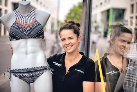  ?? RP-FOTO: MATZERATH ?? „High Necks“nennt sich die sportliche Variante des klassische­n Bikini. Eine, die sie im Sortiment hat, ist Anika Minkovic von Intersport in Langenfeld.