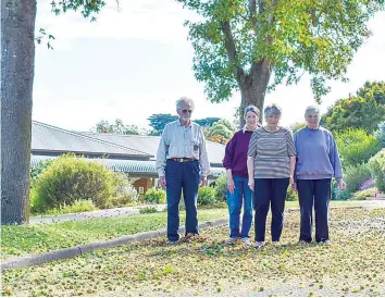  ?? ?? John Williams, Joan Grist, Jenny O’Brien and Judy Williams stand in Meadow Ct.