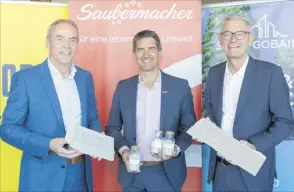  ?? [Saubermach­er] ?? (v. l. n. r.) Josef Pein, COO Porr; Ralf Mittermayr, CEO Saubermach­er; Peter Giffinger, CEO Saint-Gobain