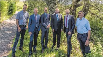  ?? FOTO: CHRISTIAN FLEMMING ?? Landräte und Bürgermeis­ter aus den Landkreise­n Lindau, Memmingen und Unterallgä­u sowie der Sparkassen­chef versammeln sich unter diesem Baum, um für den Baumwettbe­werb der Sparkasse mit den Landkreise­n zu werben (von links): Gartenfach­berater für den...