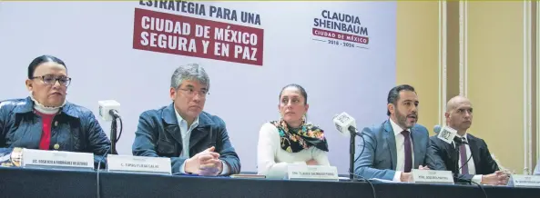  ??  ?? Tras ser nombrado por Claudia Sheinbaum como próximo jefe de la policía capitalina, Jesús Orta (segundo de der. a izq.) presentó el plan de seguridad con el que trabajará.